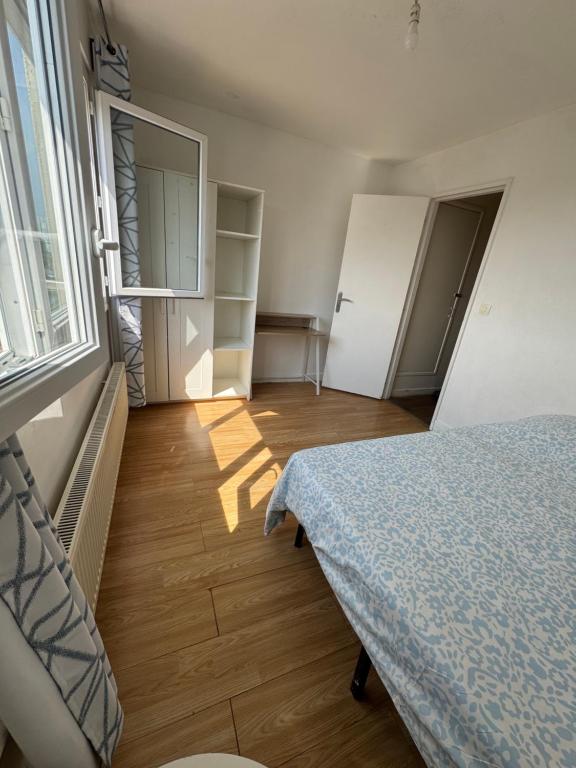 a small bedroom with a bed and a window at Paris-Alfortville in Alfortville