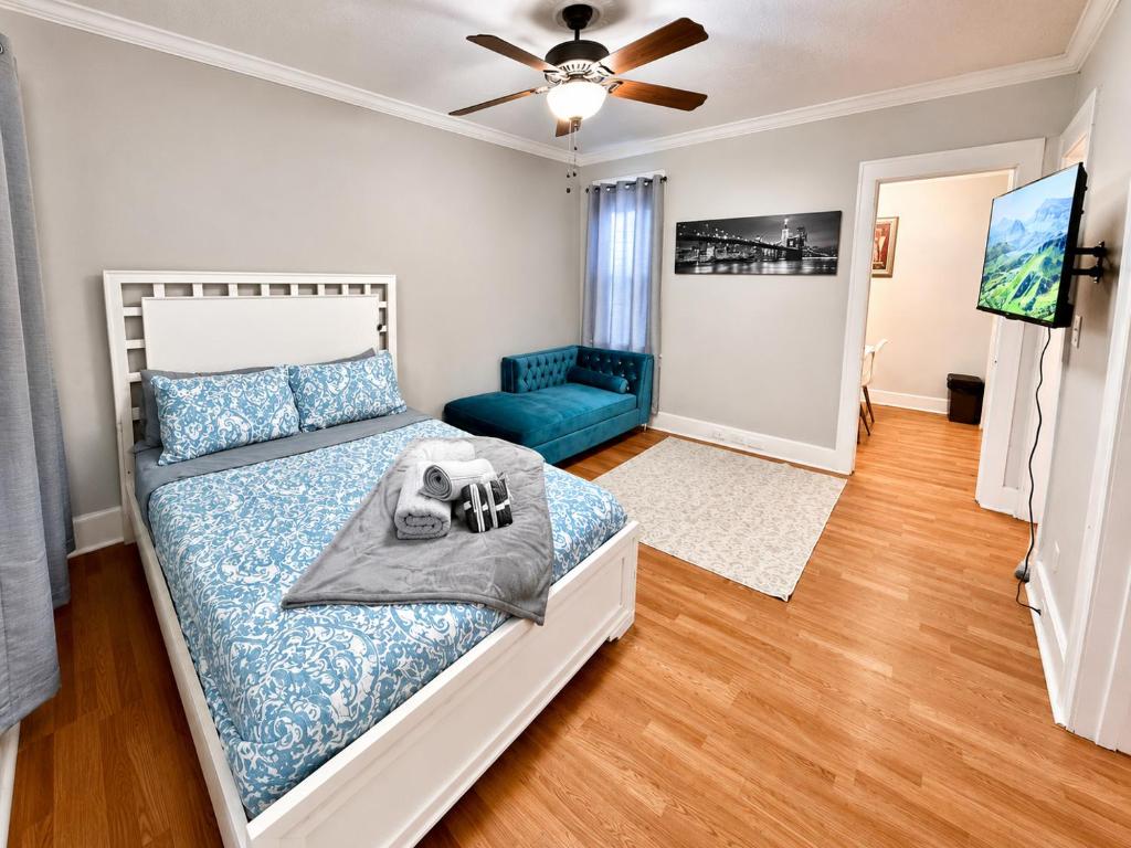 a bedroom with a bed and a ceiling fan at Downtown Houston Studio - Walk to Toyota Center in Houston