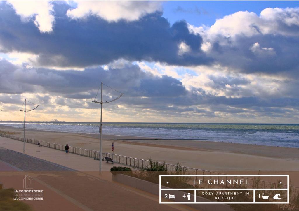 a view of a beach with a cloudy sky and the ocean at Le Channel - Parenthèse calme face à la mer sur la digue - Idéal famille - Équipements bébé - Ascenseur in Koksijde