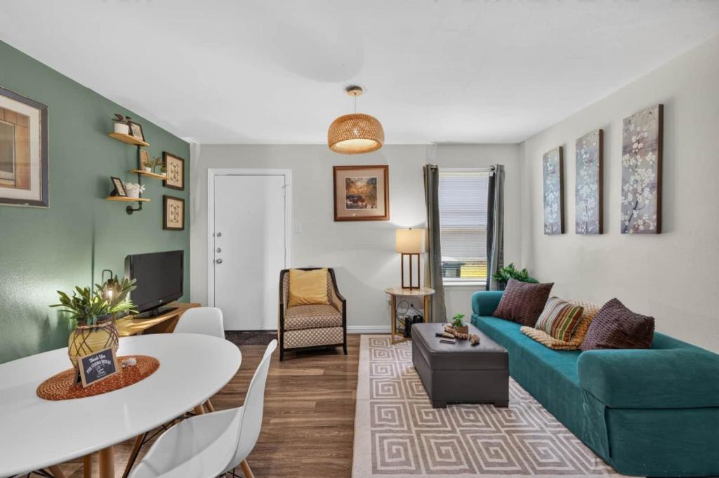 a living room with a blue couch and a table at Casa Oasis Temple 3BR 2BA Work Ready in Temple