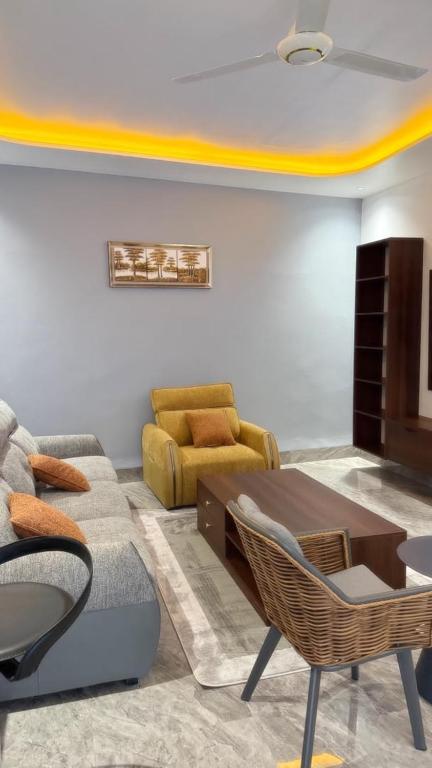 ein Wohnzimmer mit Sofa und Tisch in der Unterkunft Tijania Complex in Bijilo