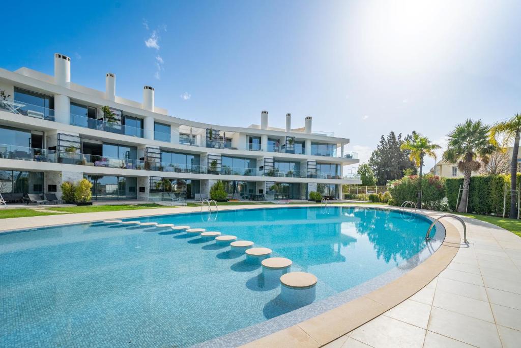 a large apartment building with a large swimming pool at Vilamoura 4-Bedroom Penthouse with Jacuzzi in Vilamoura