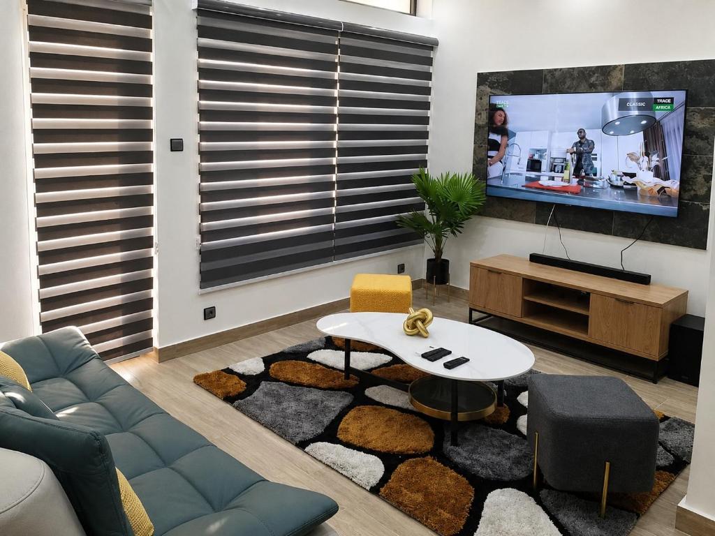 a living room with a couch and a tv at Appartement à Cotonou in Cotonou