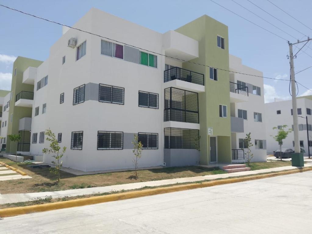 an apartment building on the corner of a street at Rinconcito Caribeno Apartment in San Pedro de Macorís