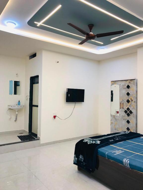 a room with a ceiling fan and a bed at Balaji Lodge in Laling