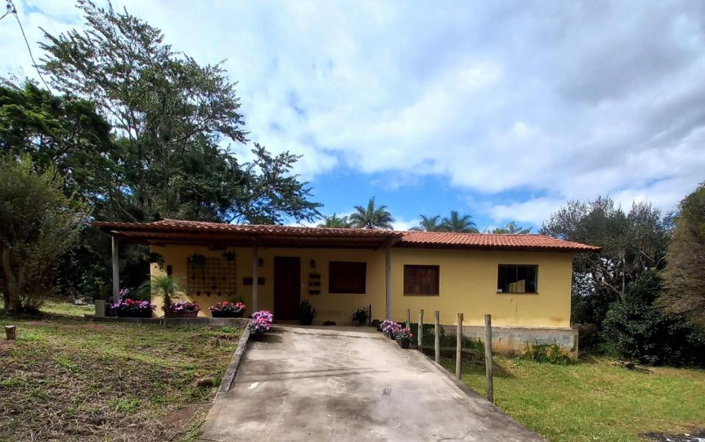 a small yellow house with a driveway at Pousada Santa Rita in Ouro Preto