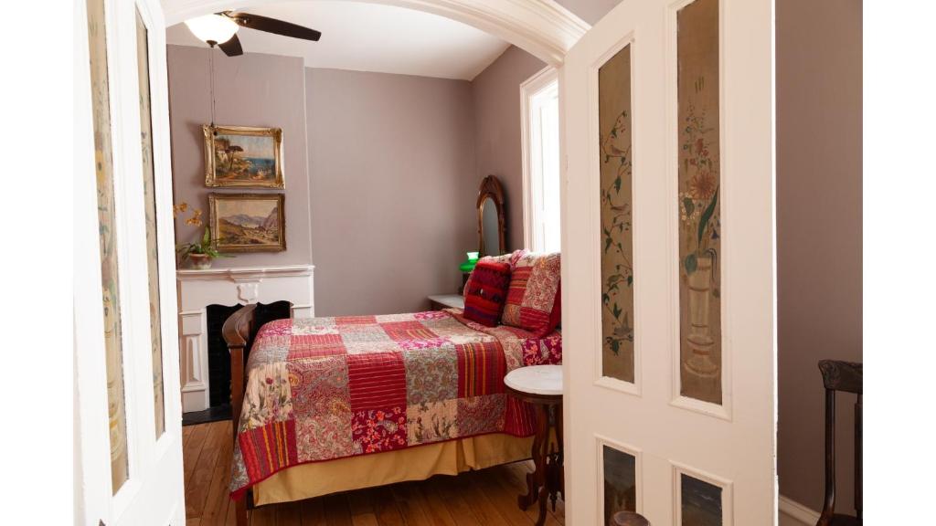 a small bedroom with a bed and a table at Bat Masterson in Cimarron