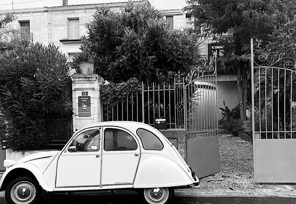 a small white car parked in front of a gate at Lo Componaïro in Pouzols