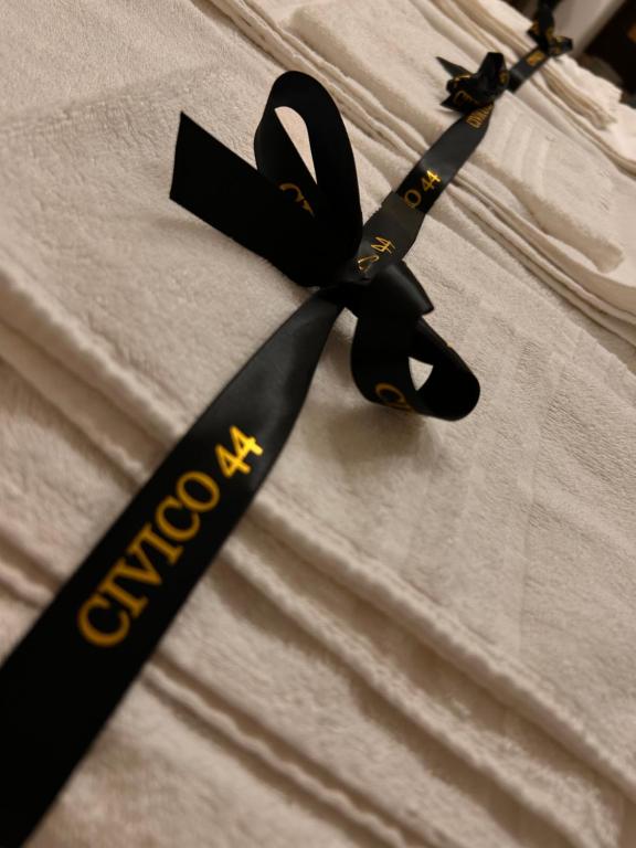a pair of scissors sitting on top of a bed at Civico 44 in Castelmezzano