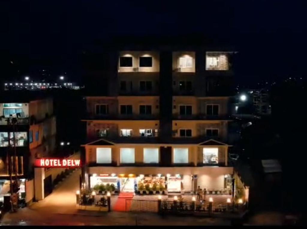 a night view of a building with a restaurant at Hotel Delw in Bacha