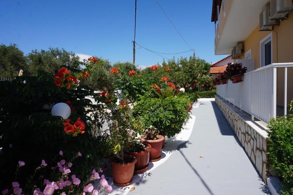 a garden with flowers and plants on a balcony at Kapitan in Arillas