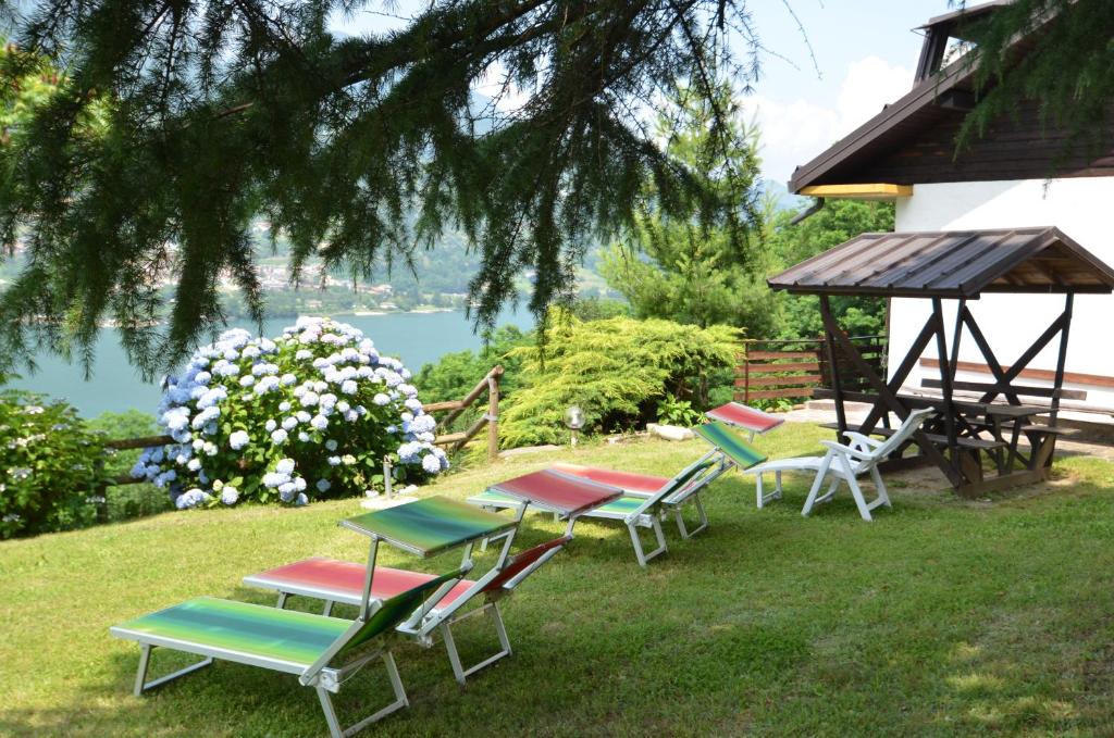 - un groupe de chaises longues et un kiosque dans l'établissement Trentino Appartamenti Oss, à Tenna 