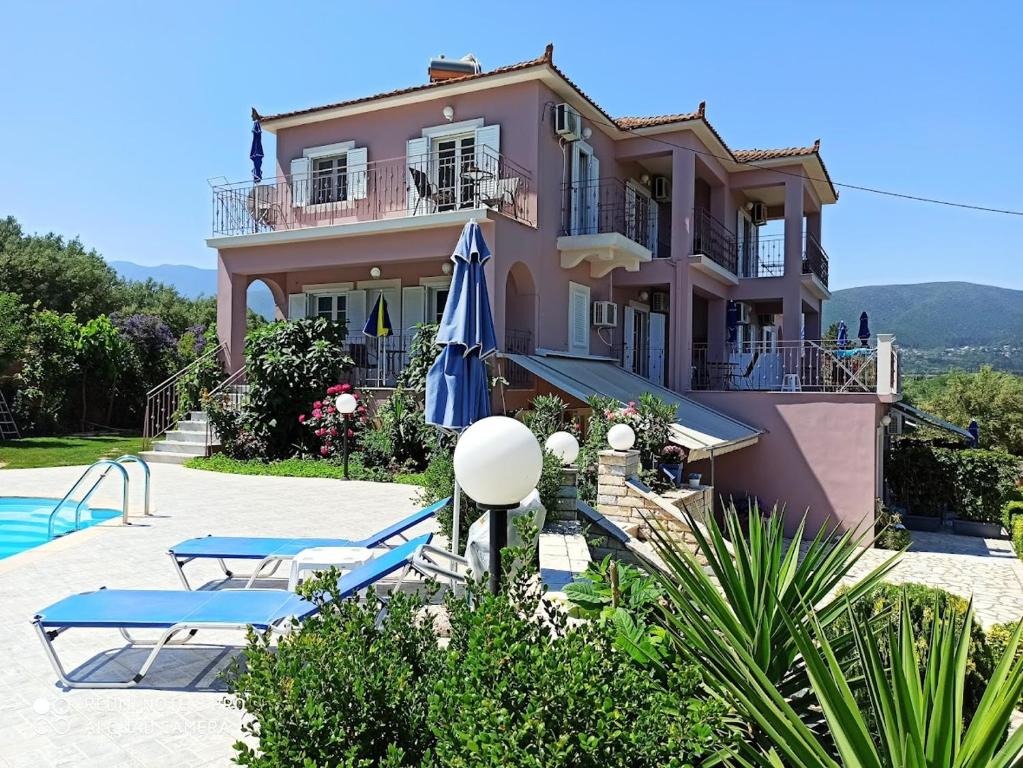 eine Villa mit Swimmingpool und einem Haus in der Unterkunft Sami View Studios in Sami