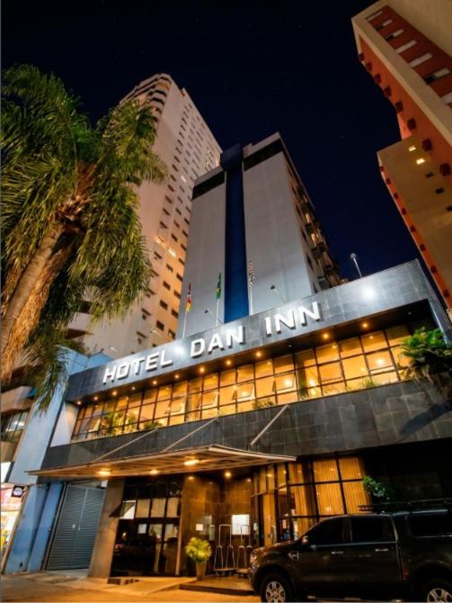 a building with a car parked in front of it at Hotel Dan Inn Sorocaba by Nacional Inn in Sorocaba