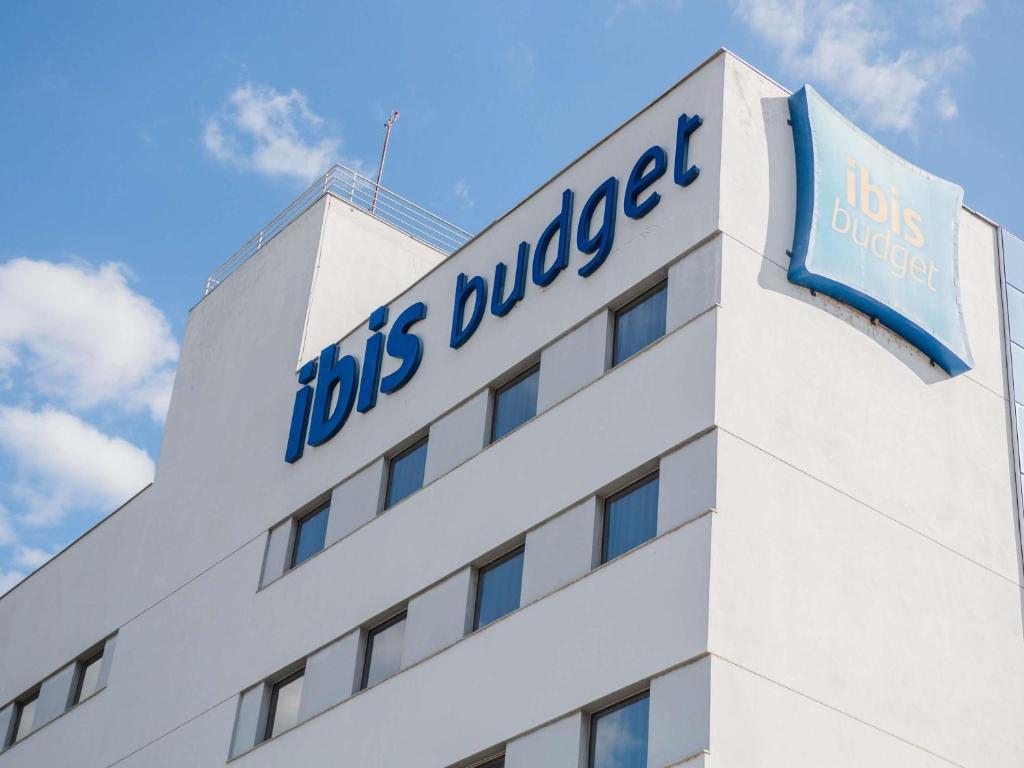 a hbos bulvisor sign on top of a building at ibis budget Itaperuna in Itaperuna