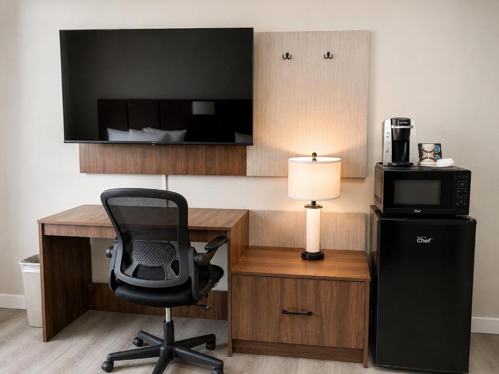 ein Schreibtisch mit Computer und Stuhl in einem Zimmer in der Unterkunft Travelodge by Wyndam Chetwynd in Chetwynd