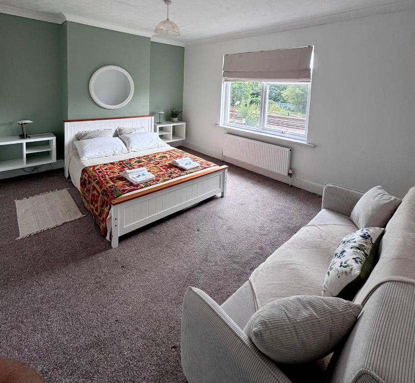 a bedroom with a bed and a couch at Central Stay in Southampton