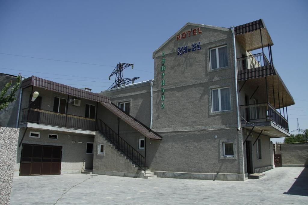 ein großes Gebäude mit einem Balkon an der Seite in der Unterkunft Hotel KA-EL in Musalerr