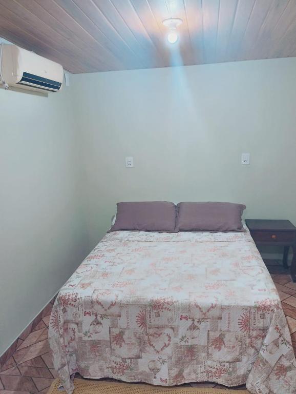 a bedroom with a bed in a room at Garcia Suite 2 in Blumenau