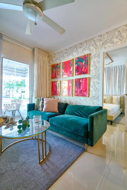 a living room with a green couch and a table at The-Comfty-Spot Experience Sd Wifi in Santo Domingo