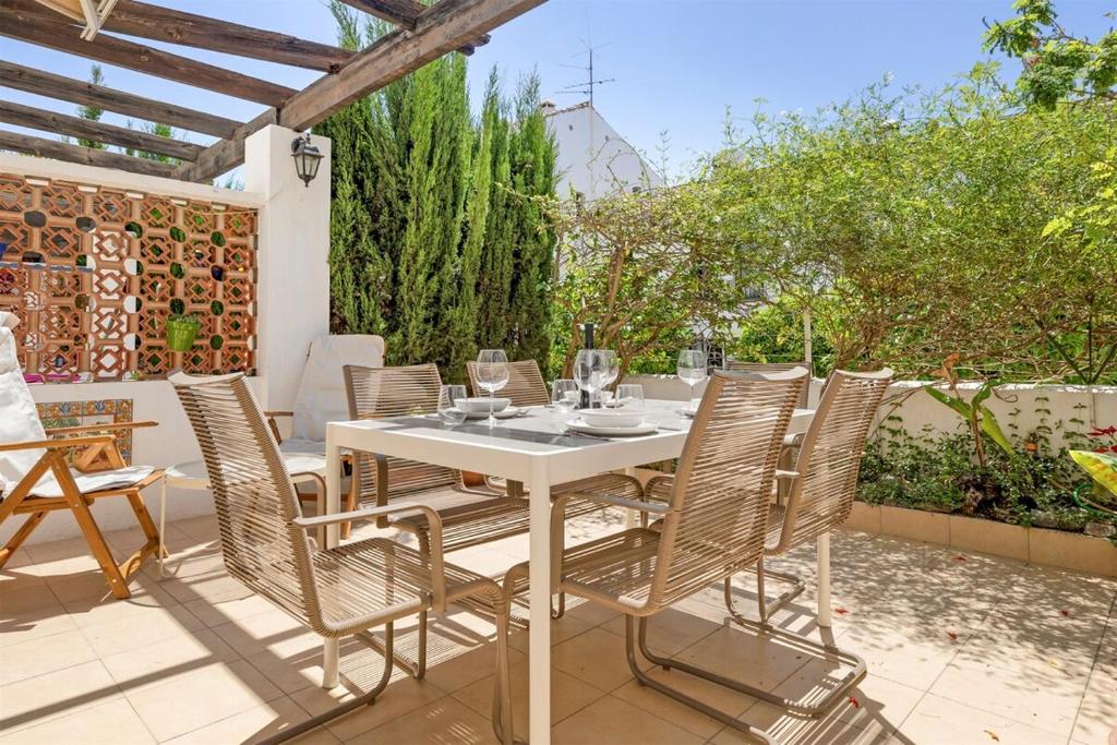 Beautiful Townhouse With Pool & Two Terraces