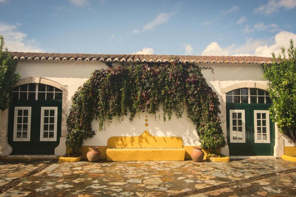 エストレモスにあるMonte do Ravasco Country Houseの黄色いソファ