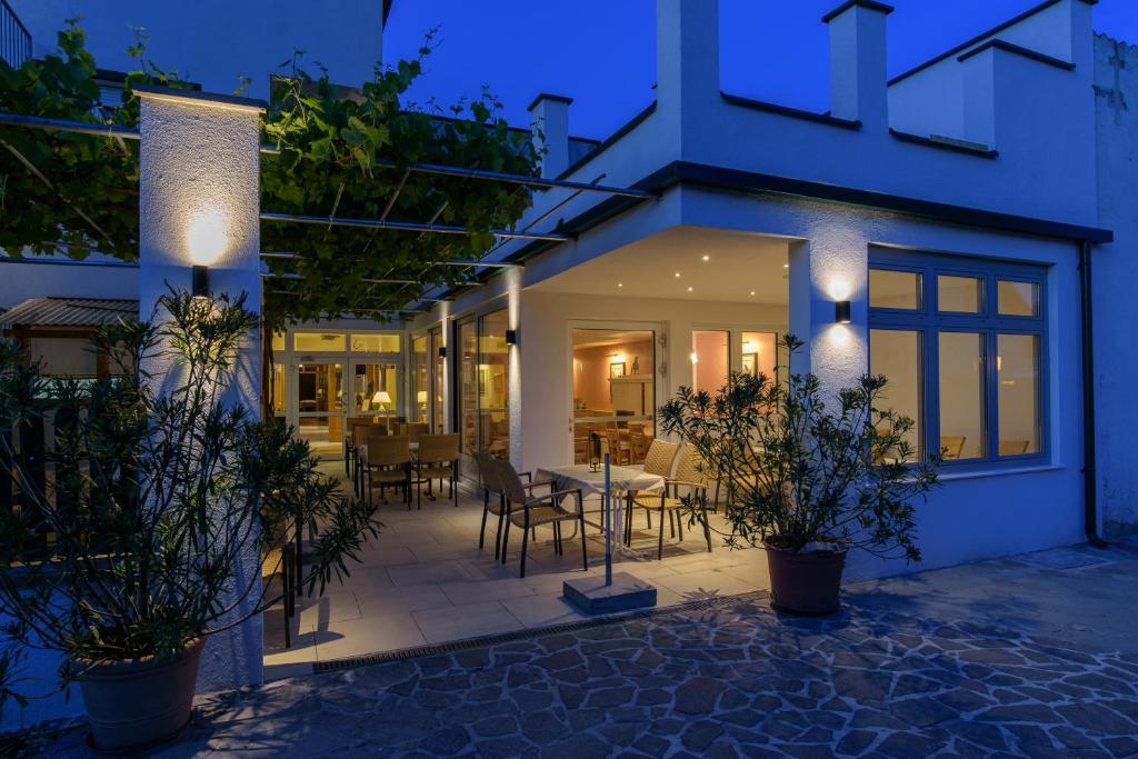 dom z patio ze stołem i krzesłami w obiekcie Hotel Zachs w mieście Sankt Margarethen im Burgenland