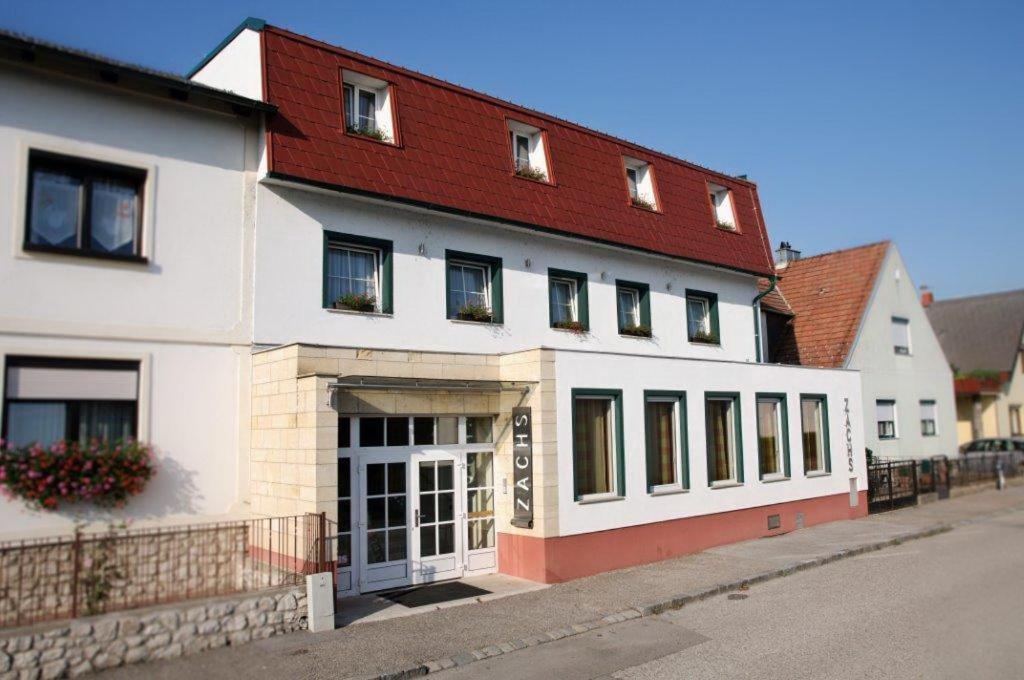 Budynek, w którym mieści się hotel