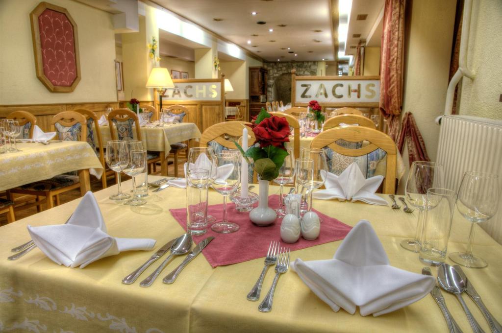 Restauracja lub miejsce do jedzenia w obiekcie Hotel Zachs