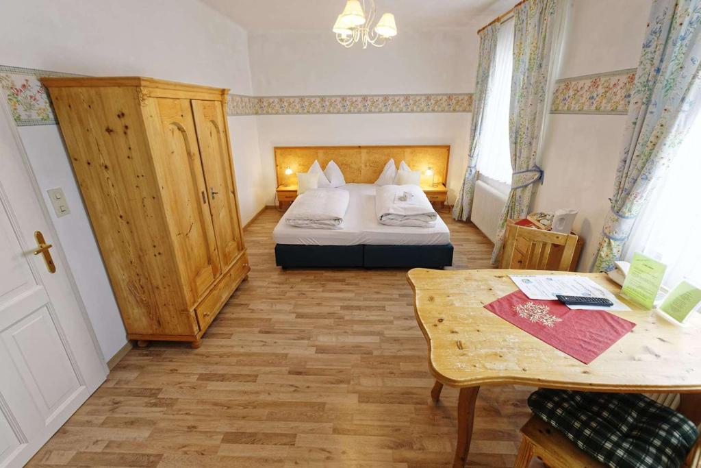ein Hotelzimmer mit einem Bett und einem Tisch in der Unterkunft Wein & Landhaus Willi Opitz in Illmitz