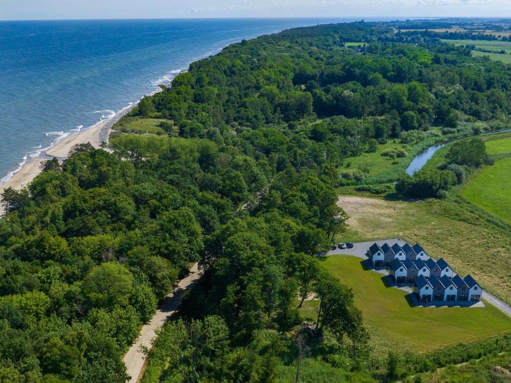 an aerial view of a house and the ocean at Morski Las in Ustronie Morskie