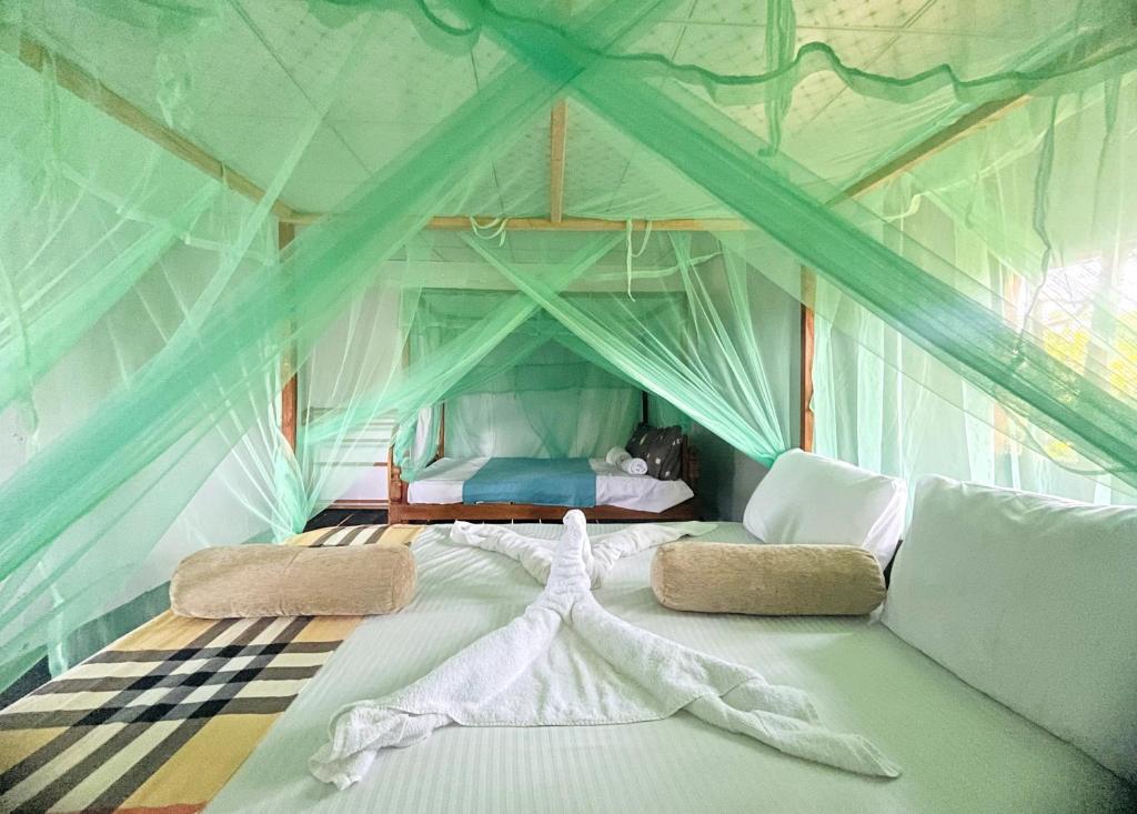 a room with a bed in a tent at Green Tree House Yala in Yala