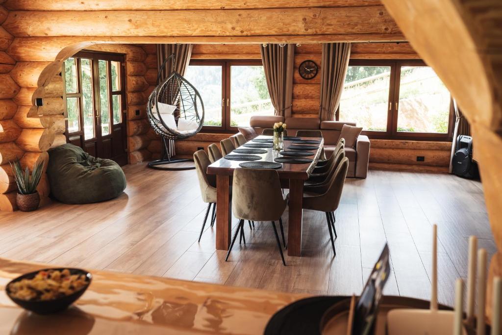 a dining room with a table and chairs at Casa Di Giorgio in Borsa