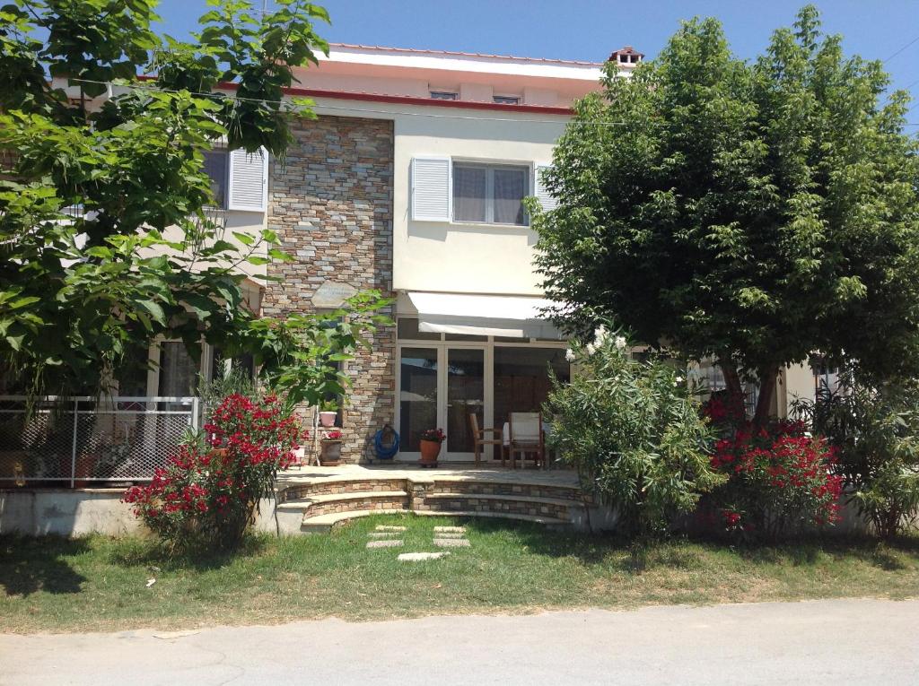 a house with a bench in front of it at Neaktion Apartments in Nikiti