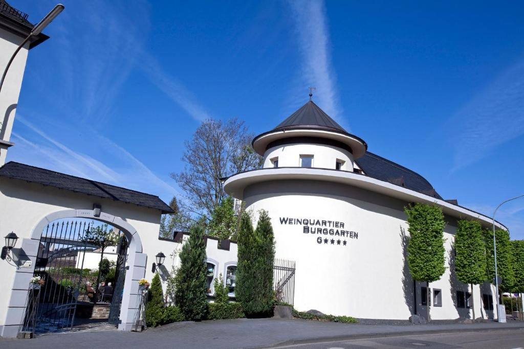 ein Gebäude mit einem Uhrturm darüber in der Unterkunft Weinquartier Burggarten in Bad Neuenahr-Ahrweiler