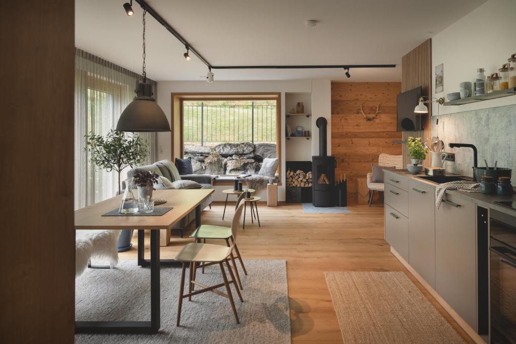a kitchen and living room with a table and chairs at Lieblingsplatz Alpine Lodge in Tschagguns