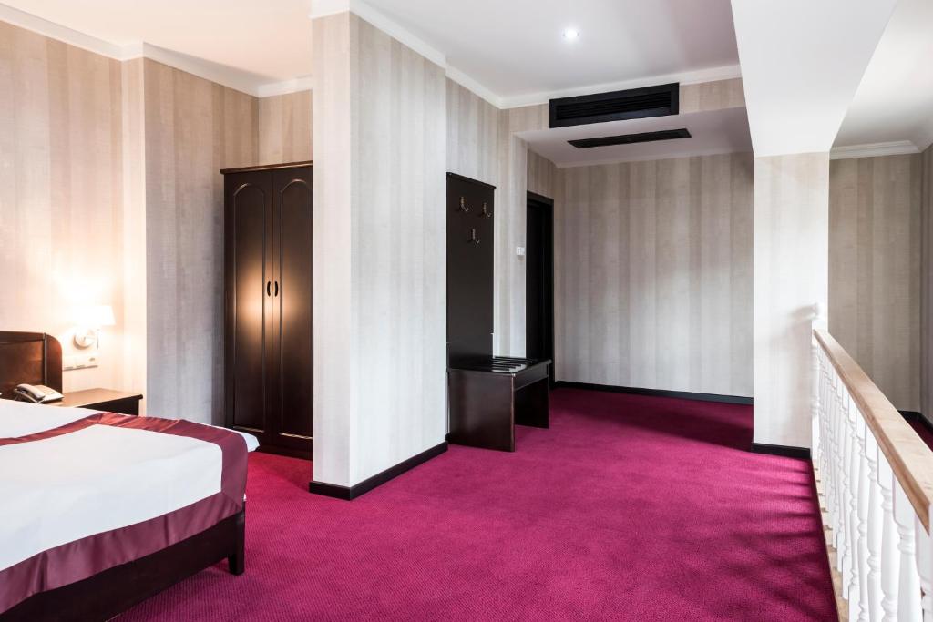 Postel nebo postele na pokoji v ubytování Kopala Tskneti Hotel