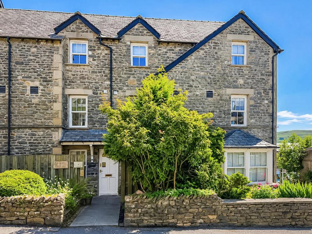 an old stone house with a stone wall at Howgills Apartment 8 - Ukc9727 in Sedbergh