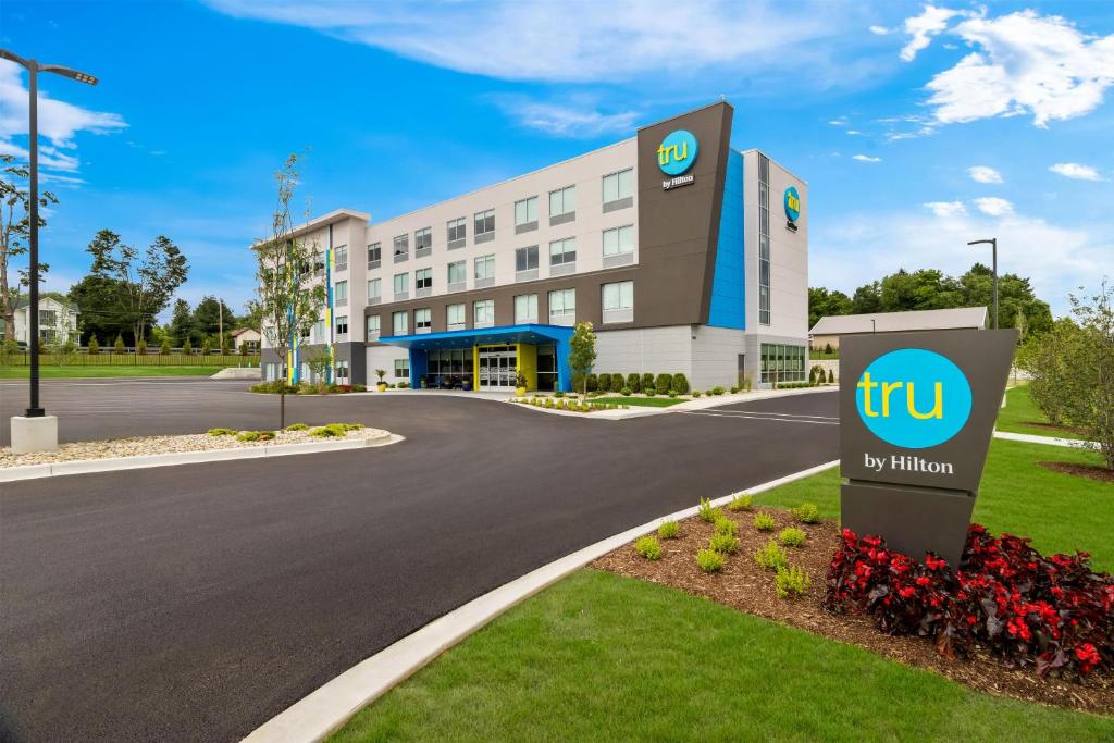 an image of a building with a tum hospital at Tru By Hilton Valparaiso in Valparaiso