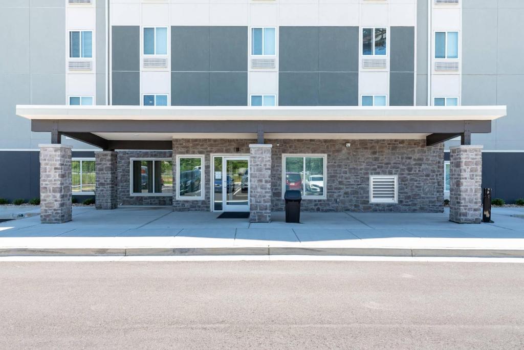 WoodSpring Suites Buford near Mall of Georgia-Lake Lanier - Housity