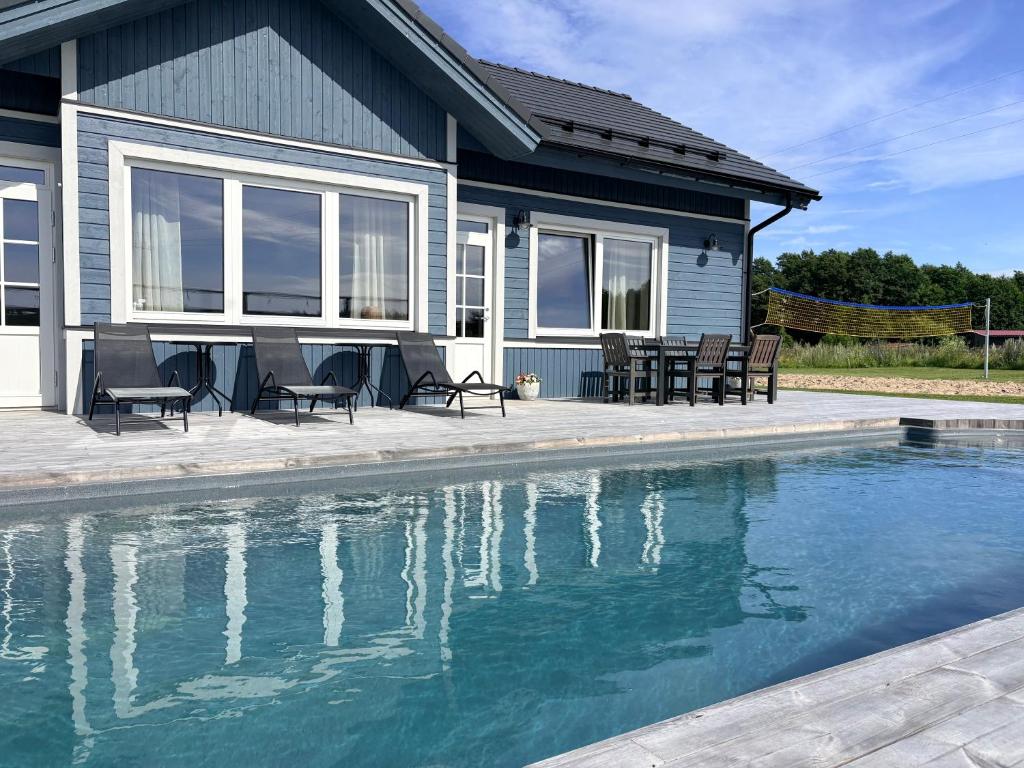 ein Haus mit einem Swimmingpool vor dem Haus in der Unterkunft Spithami Pool House in Spithami