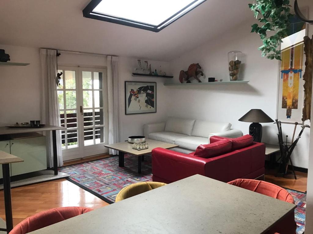 A seating area at Appartamento Bernasconi