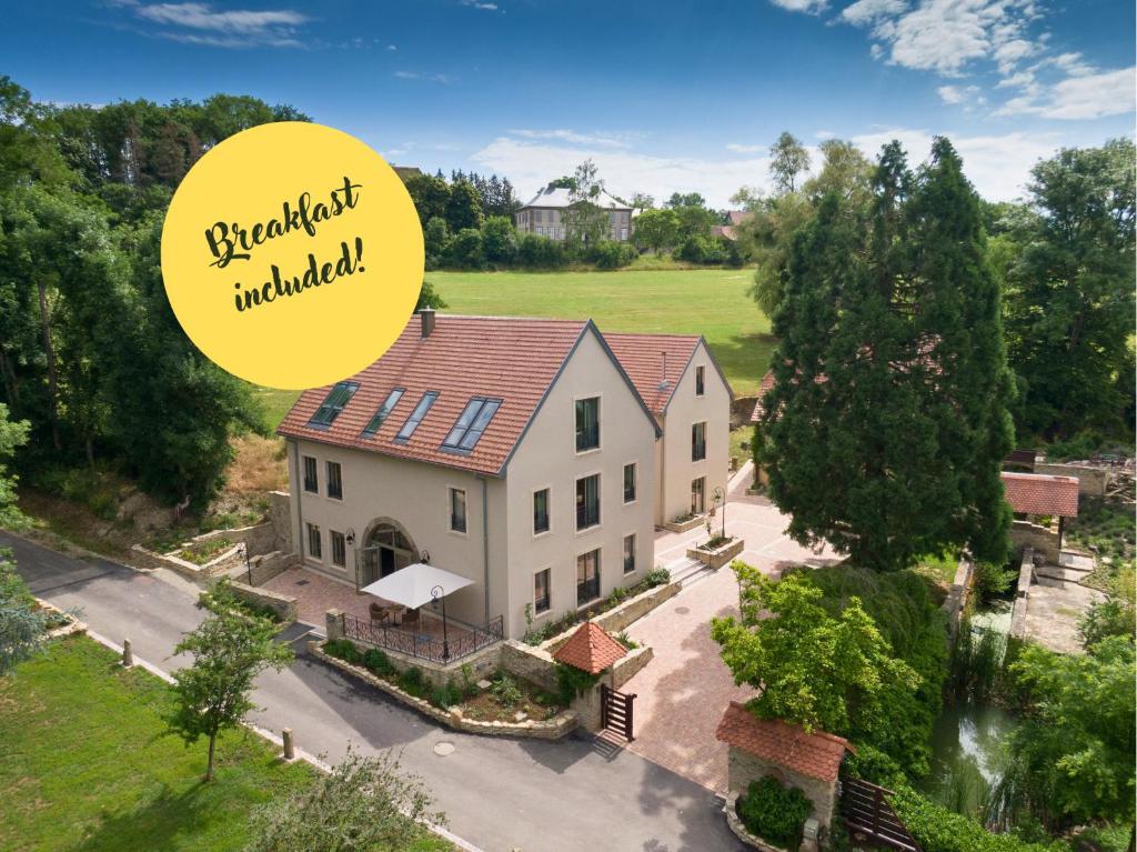 an overhead view of a house with the words backyard included at Bel Esprit - Chambres d'hôtes in Kalhausen