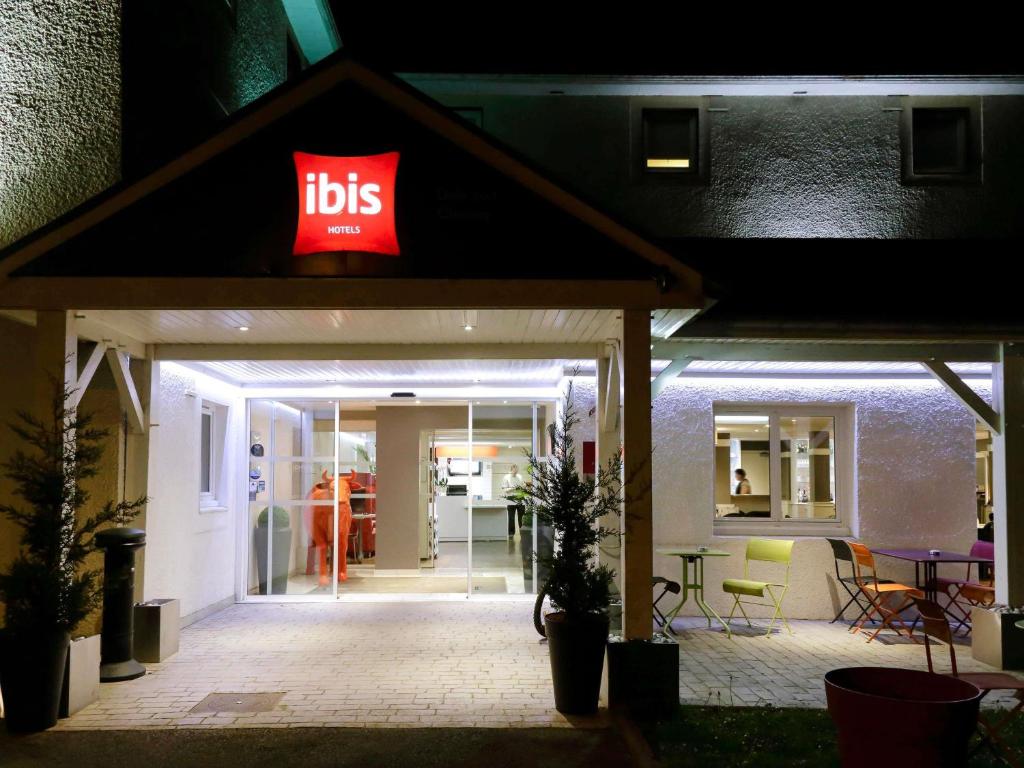 a sign on the front of a building at ibis Dole Sud Choisey in Dole