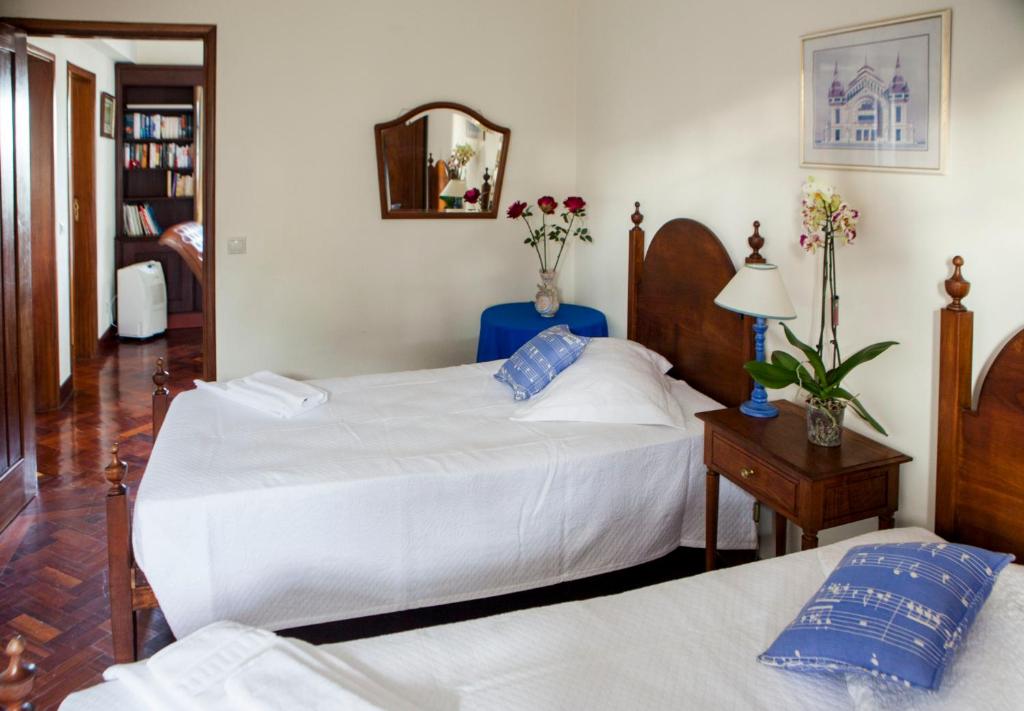 a bedroom with two beds and a mirror at Quinta Santo António in Sintra