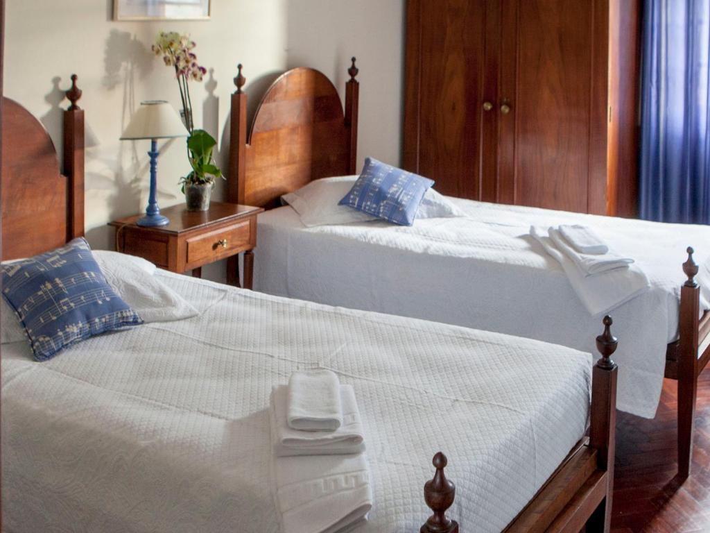 two beds sitting next to each other in a bedroom at Quinta Santo António in Sintra