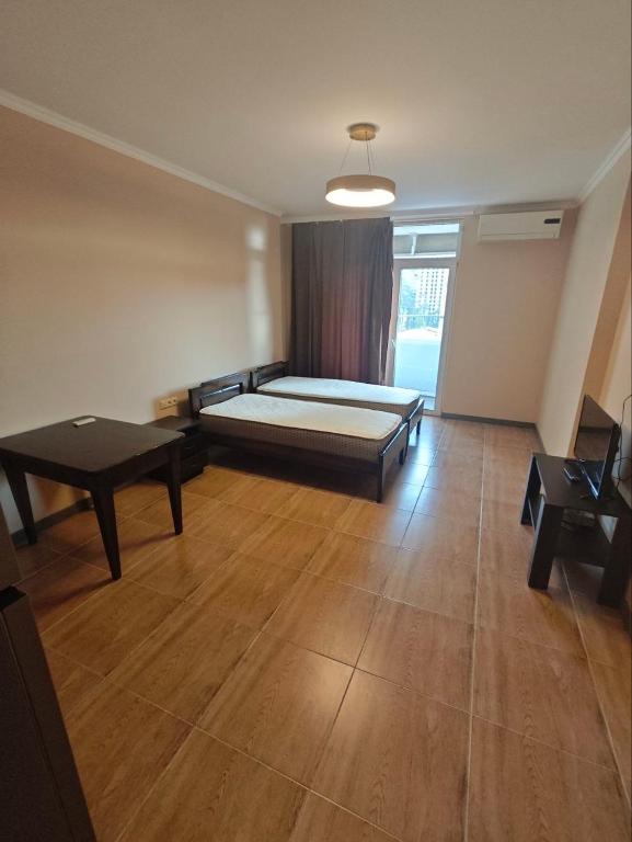 a large room with a bed and a table at Dorbi Recidense in Itʼkhvisi
