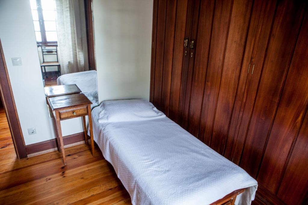 a small bedroom with a bed and a table at Quinta Santo António in Sintra