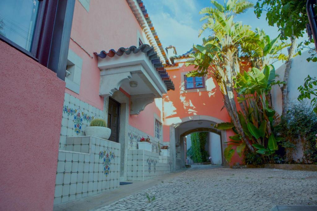 a pink building with plants on the side of it at Quinta Santo António in Sintra