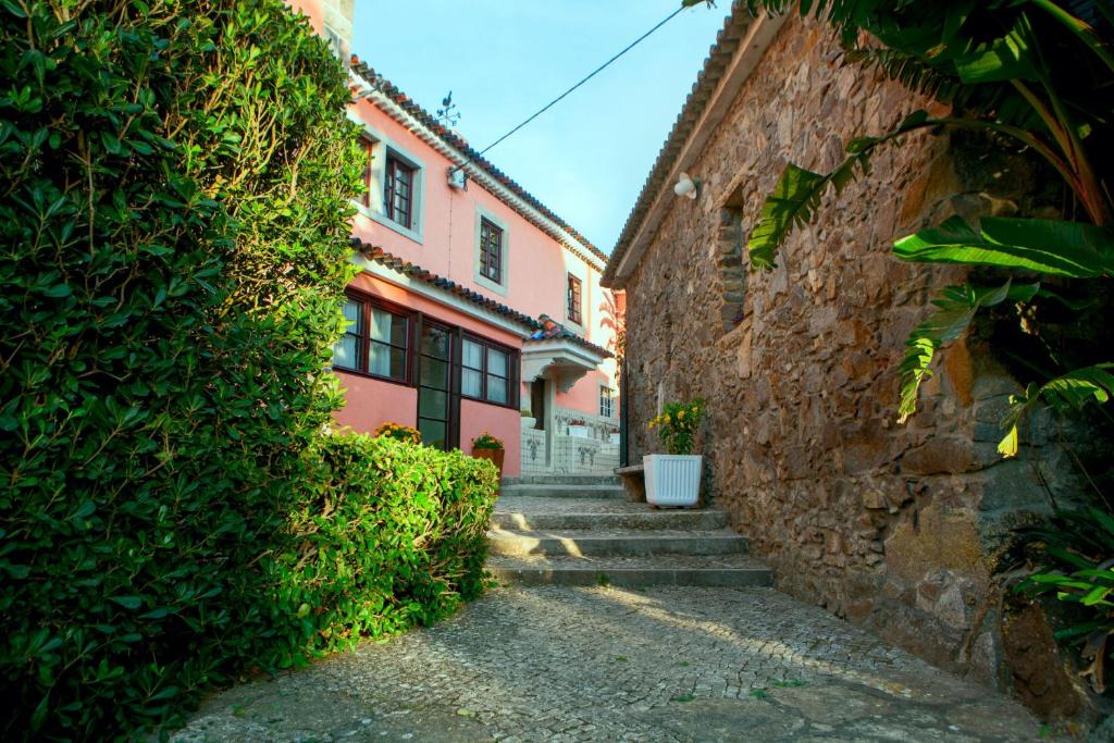 an alley between two buildings with stairs leading up to them at Quinta Santo António in Sintra